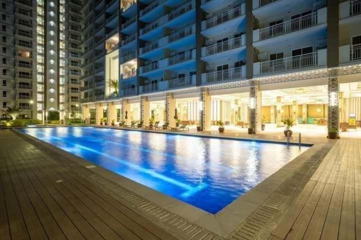 The Atherton By Dmci- 2br Free Parking Manila